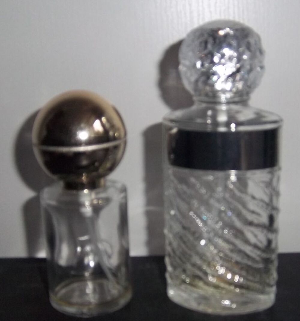 Flacons parfum eau de Rochas et Courr&egrave;ges vides 