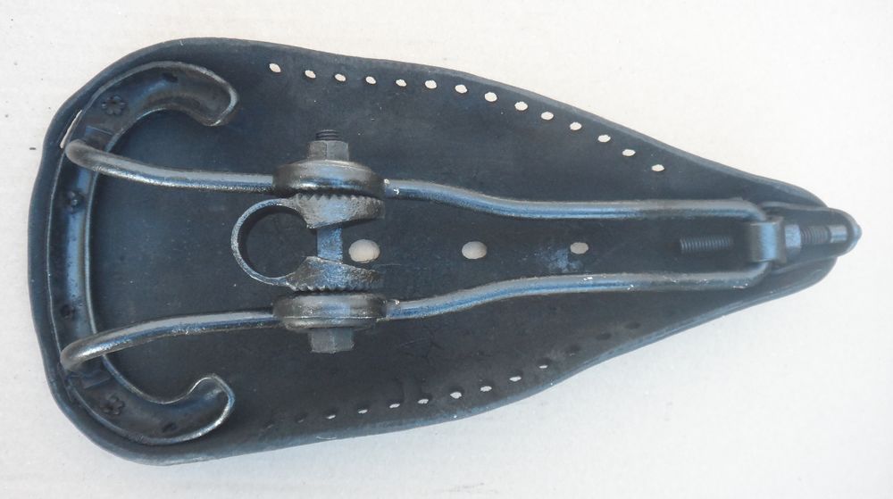 Selle de v&eacute;lo ancien vintage tout cuir vendue en l'&eacute;tat Vélos