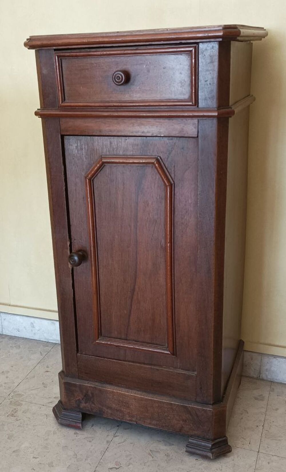 Joli petit meuble ancien en bois avec un tiroir + placard Meubles