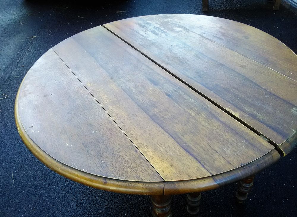 Table ronde acajou 2 rabattant en bon &eacute;tat.
Diam&egrave;tre 105 Meubles