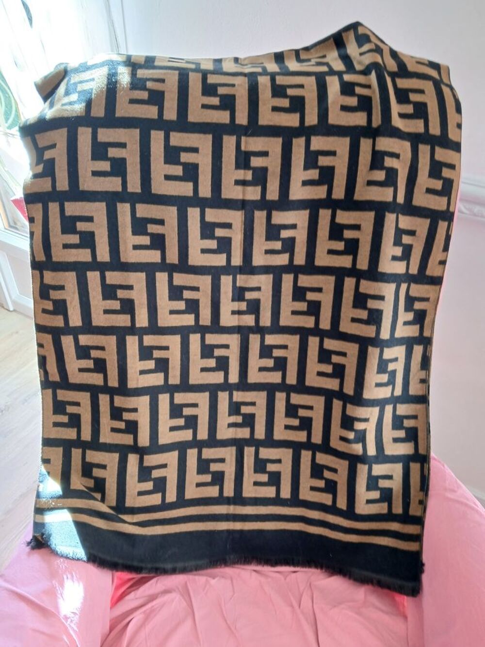 Echarpe graohique taupz et noire Vêtements