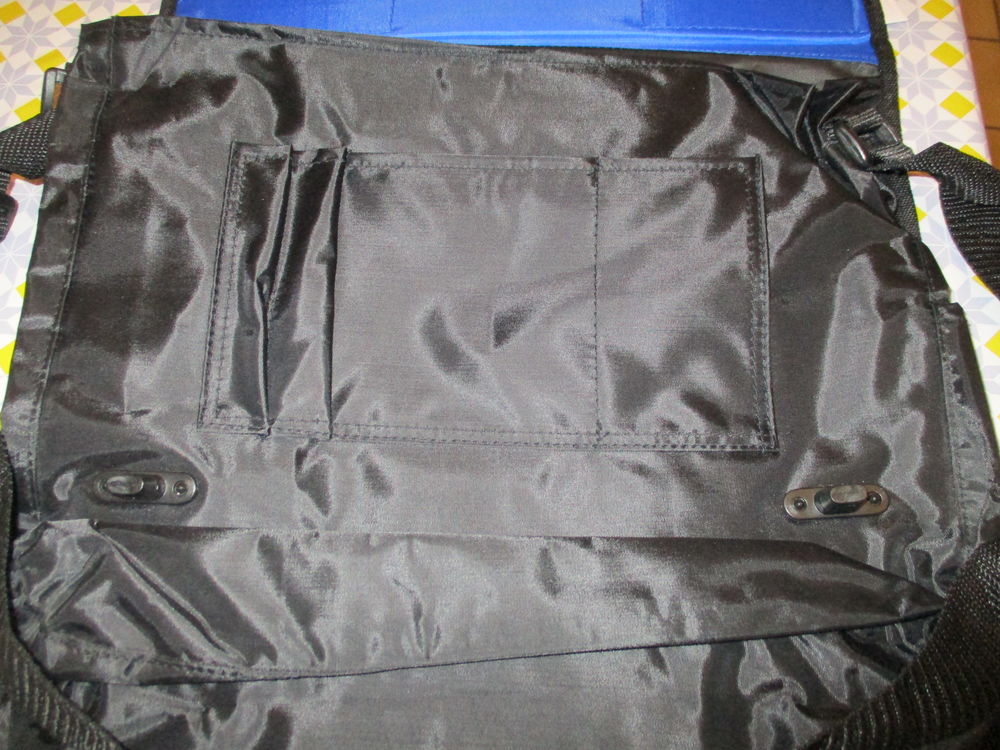 Sac noir avec bandoulli&egrave;re NEUF Maroquinerie