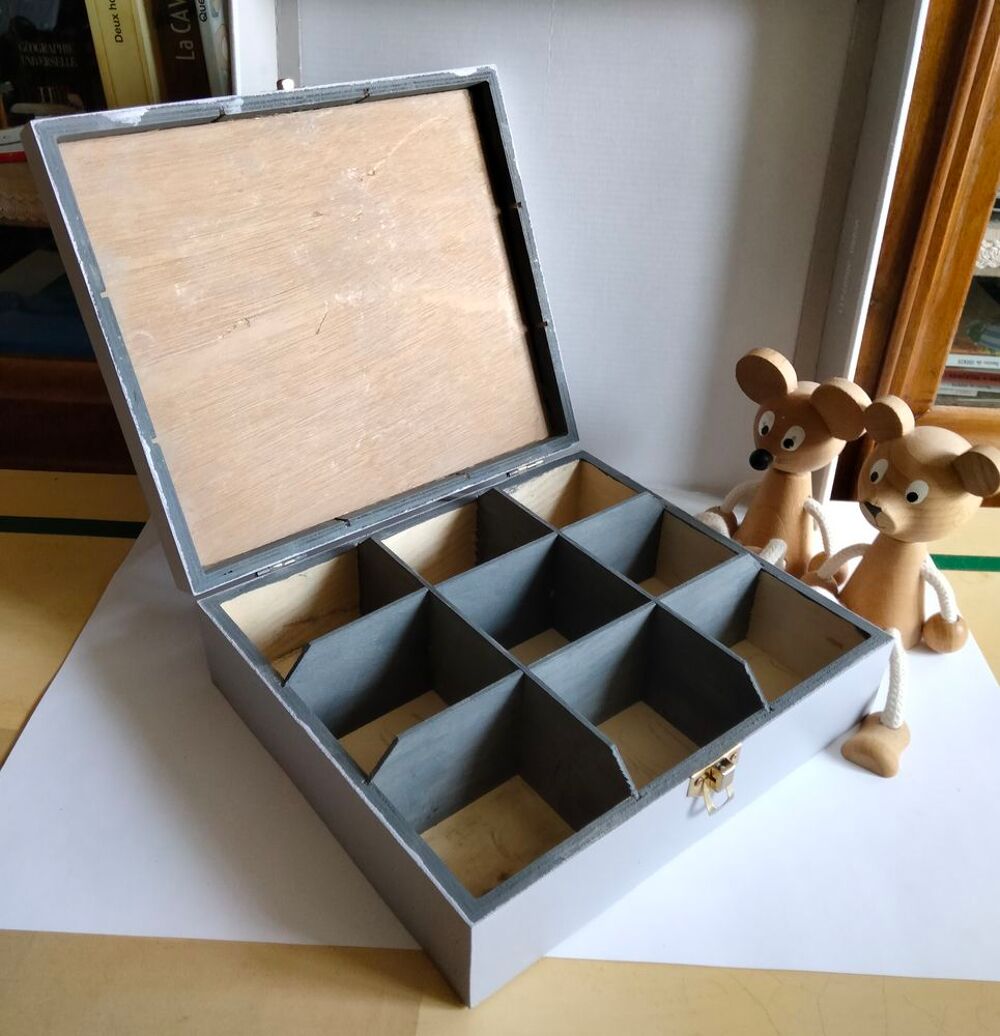 Coffret gris en bois. Décoration