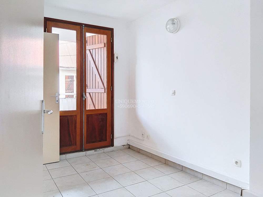   À louer – Immeuble de bureaux non meublé 80 m² – Emplacement central Basse-Terre Basse-terre