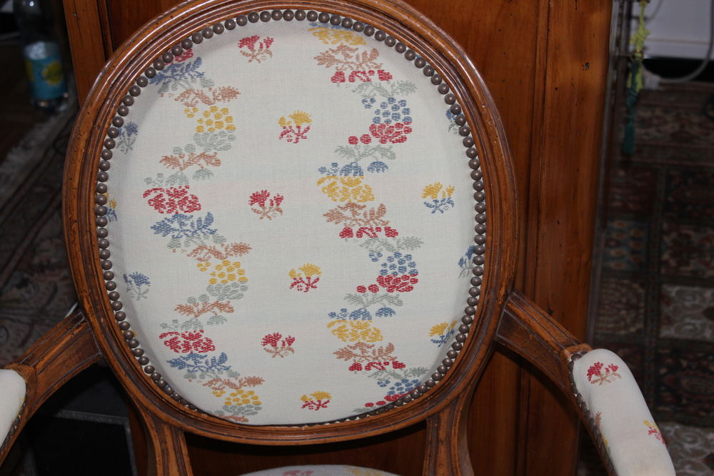 Je c&egrave;de deux fauteuils style 18e si&egrave;cle 
Quasi neuf garanti Meubles