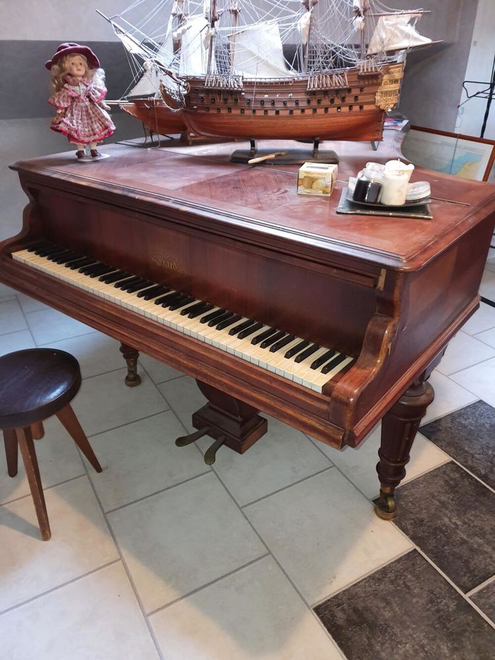 Piano ERARD demi-queue Num&eacute;rot&eacute; Instruments de musique