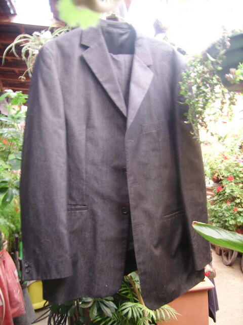 complet (veste et pantalon) gris fonc 
50 Fleury-Mrogis (91)