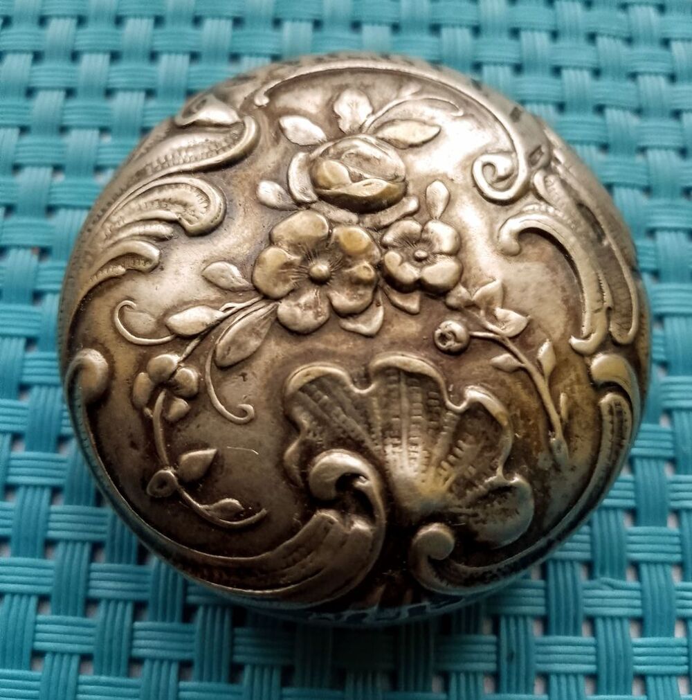 Ancienne jolie bo&icirc;te avec motif en argent Bijoux et montres