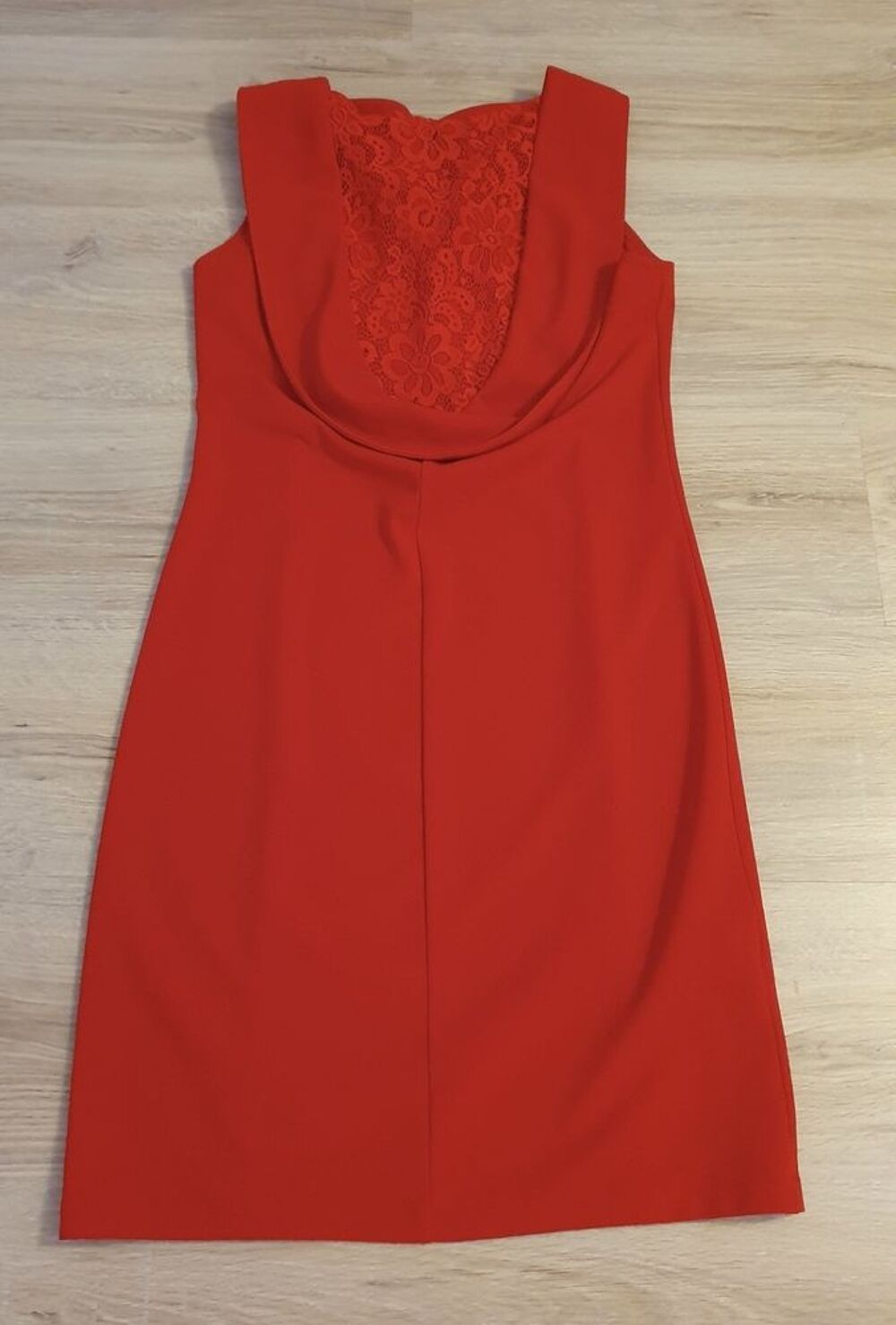 Tr&egrave;s belle robe rouge avec le dos d&eacute;collet&eacute; en dentelle Vêtements