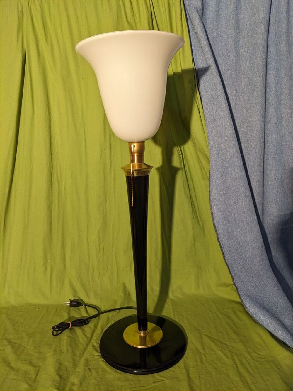 Lampes art d&eacute;co MAZDA laqu&eacute;e noire avec tulipe en opaline et Décoration