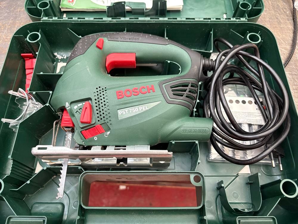 Scie sauteuse Bosch PST 750 PEL avec mallette Bricolage