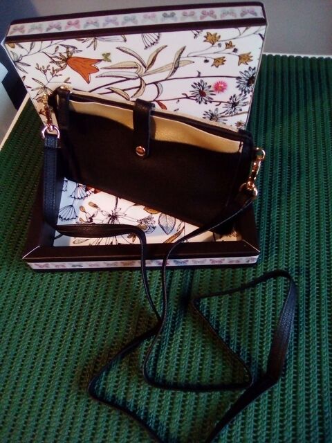 pochette simili noir et or bandouli�re - rouge Lanc�me neuf  6 Br�tigny-sur-Orge (91)