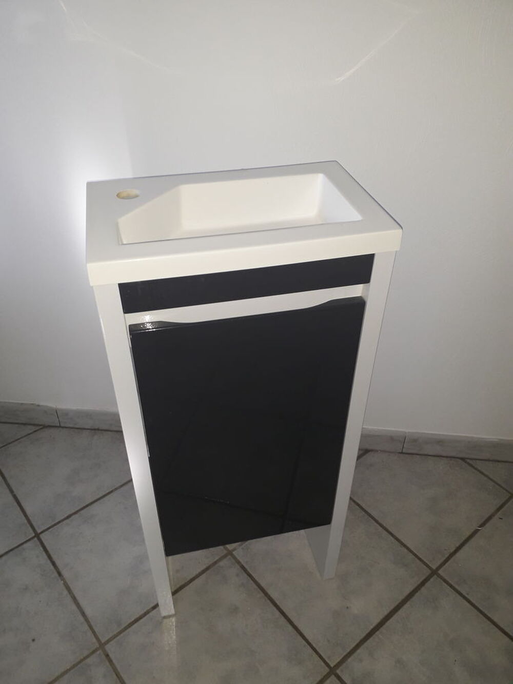 Lit pliant et meuble salle de bain Meubles