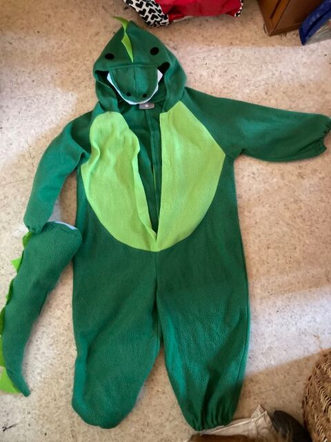 Costumes d�guisements enfants deux -3- 4-5 � 7 ans carnaval 12 Nice (06)