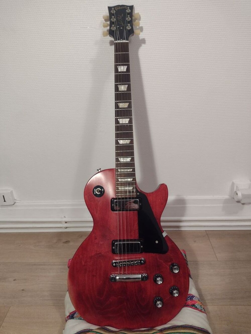 GIBSON Les Paul Studio 70s Tribute 2012 + &eacute;tui Instruments de musique