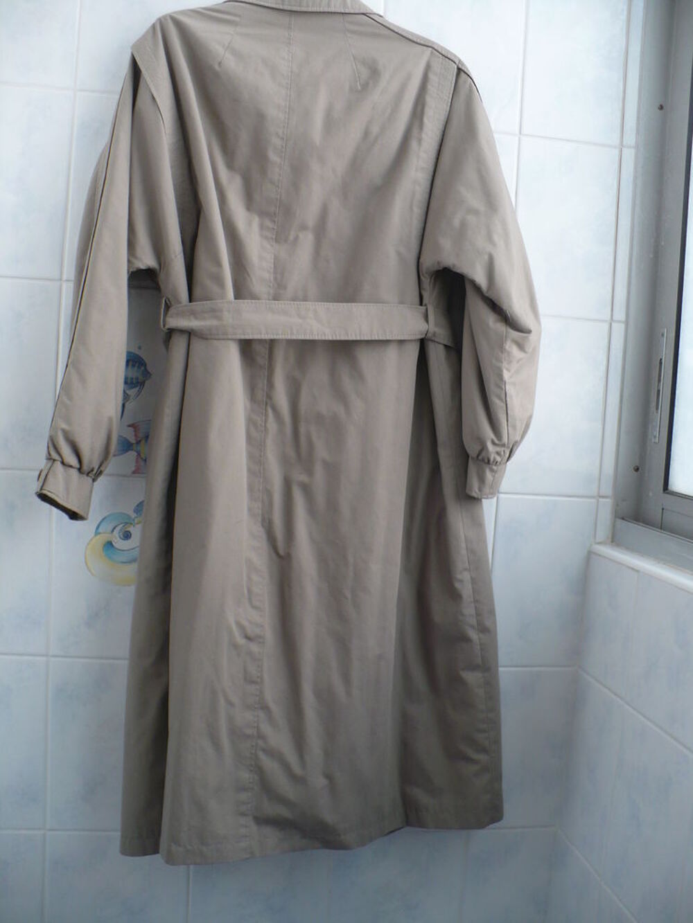 **H73
Manteau style imperm&eacute;able	 Vêtements