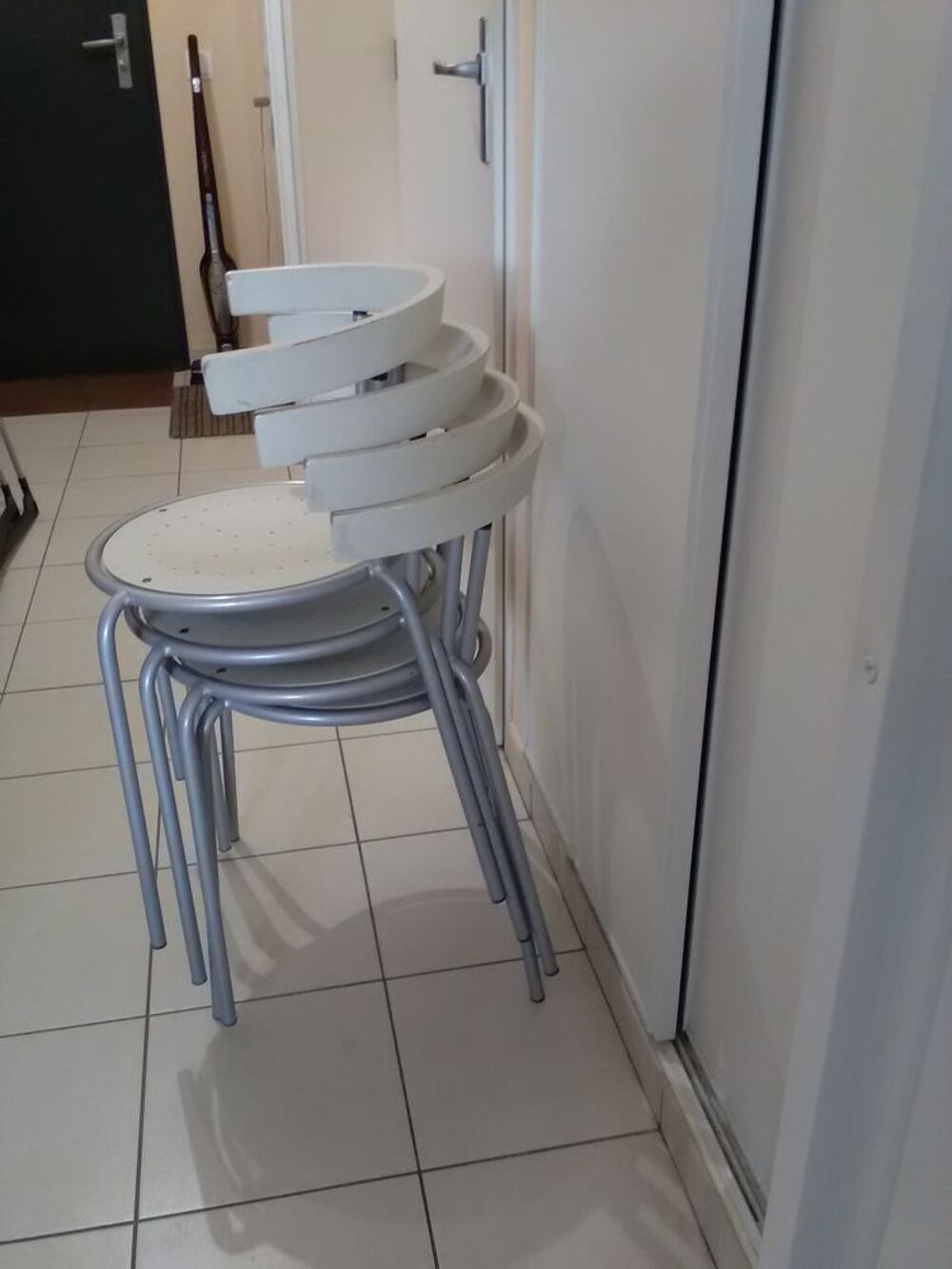 ensemble 4 chaises modernes forme arrondies - empilables Meubles