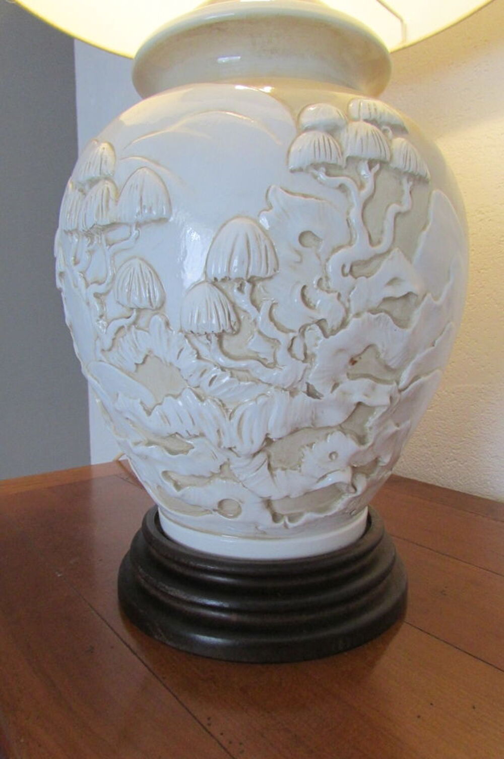 Grande Lampe en porcelaine &eacute;maill&eacute;e en relief, motif asiatiq Décoration