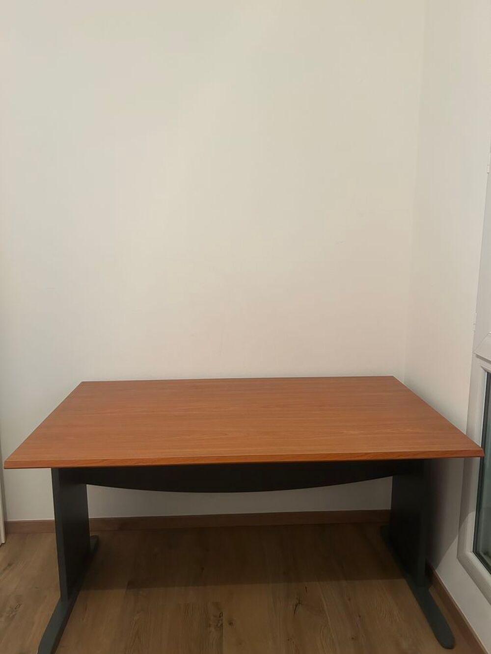 Bureau solide en tr&egrave;s bon &eacute;tat avec chaise Meubles