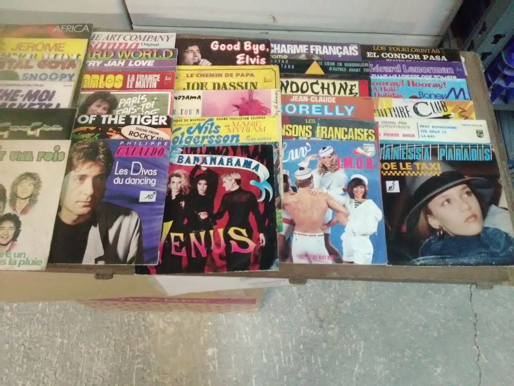 Lot de 166 disques vinyles 45 tours, &eacute;tats divers Audio et hifi