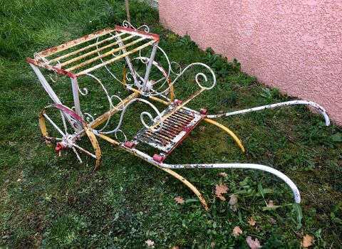 Chariot de jardin ancien, artisanal, en fer forg massif 75 Merville (31)