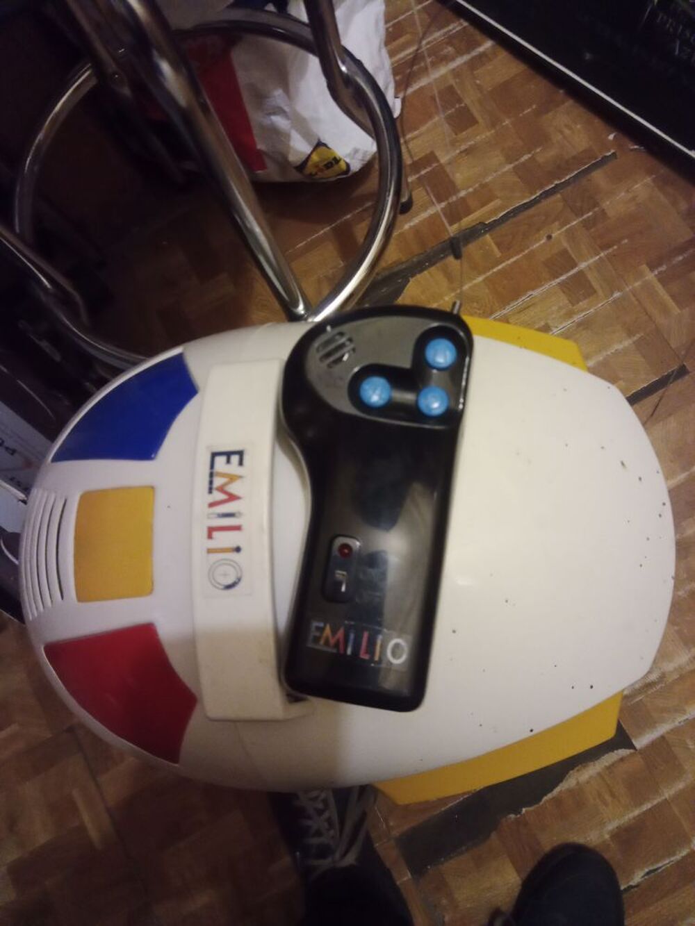 Robot EMILIO, avec sa t&eacute;l&eacute;commande ( vintage ) Jeux / jouets
