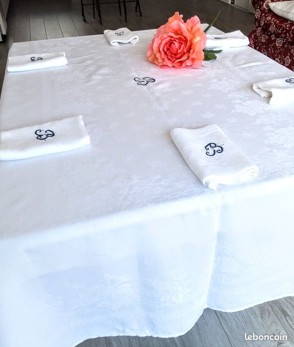 Belle nappe ancienne brod&eacute;e main et ses 10 serviettes Cuisine
