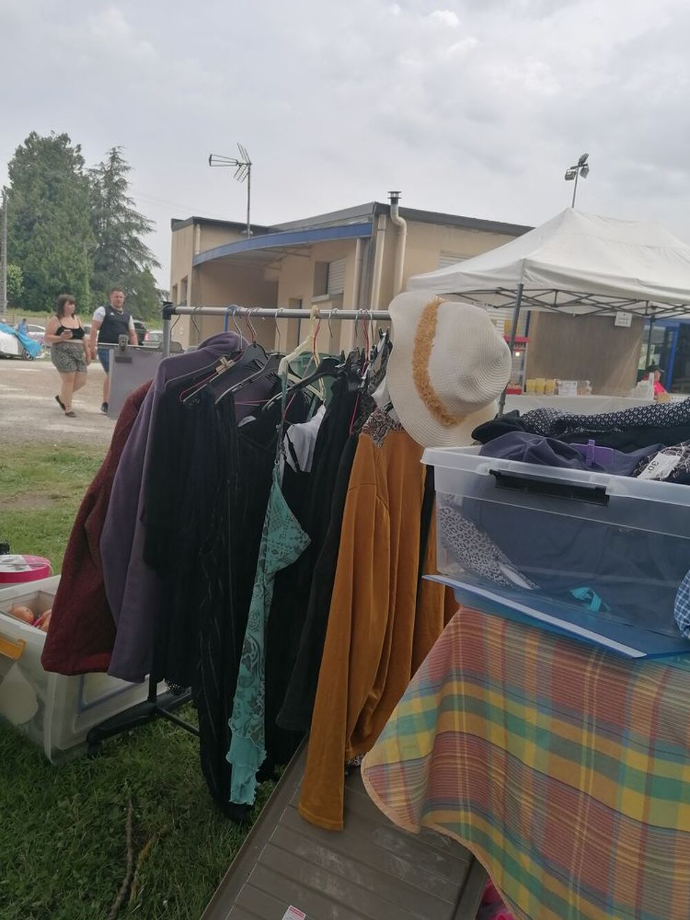 Petits prix entre 3 et 5 euros. Photos sur demande. Vêtements