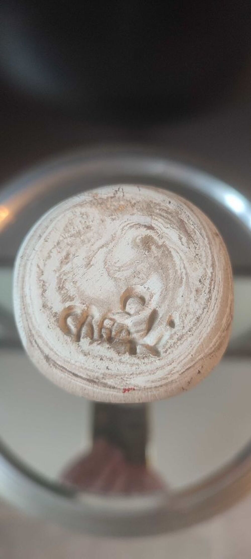 Vase en gr&egrave;s tourn&eacute; sign&eacute; &agrave; d&eacute;cor en relief 