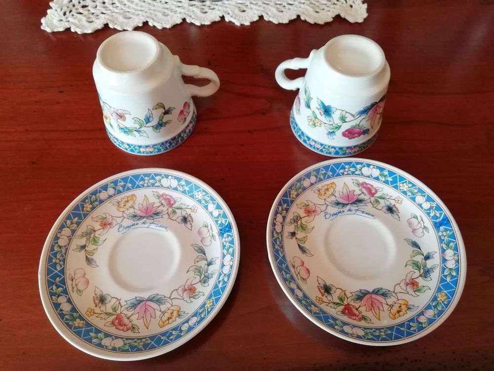 2 tasses &agrave; caf&eacute; + leurs 2 soucoupes en porcelaine d&eacute;cor&eacute;e Décoration