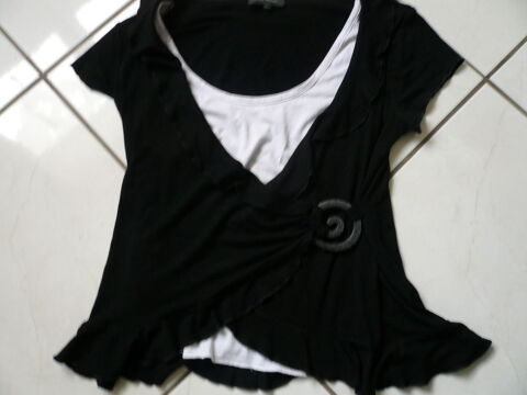 Haut noir et blanc T 42/44 6 Franqueville-Saint-Pierre (76)