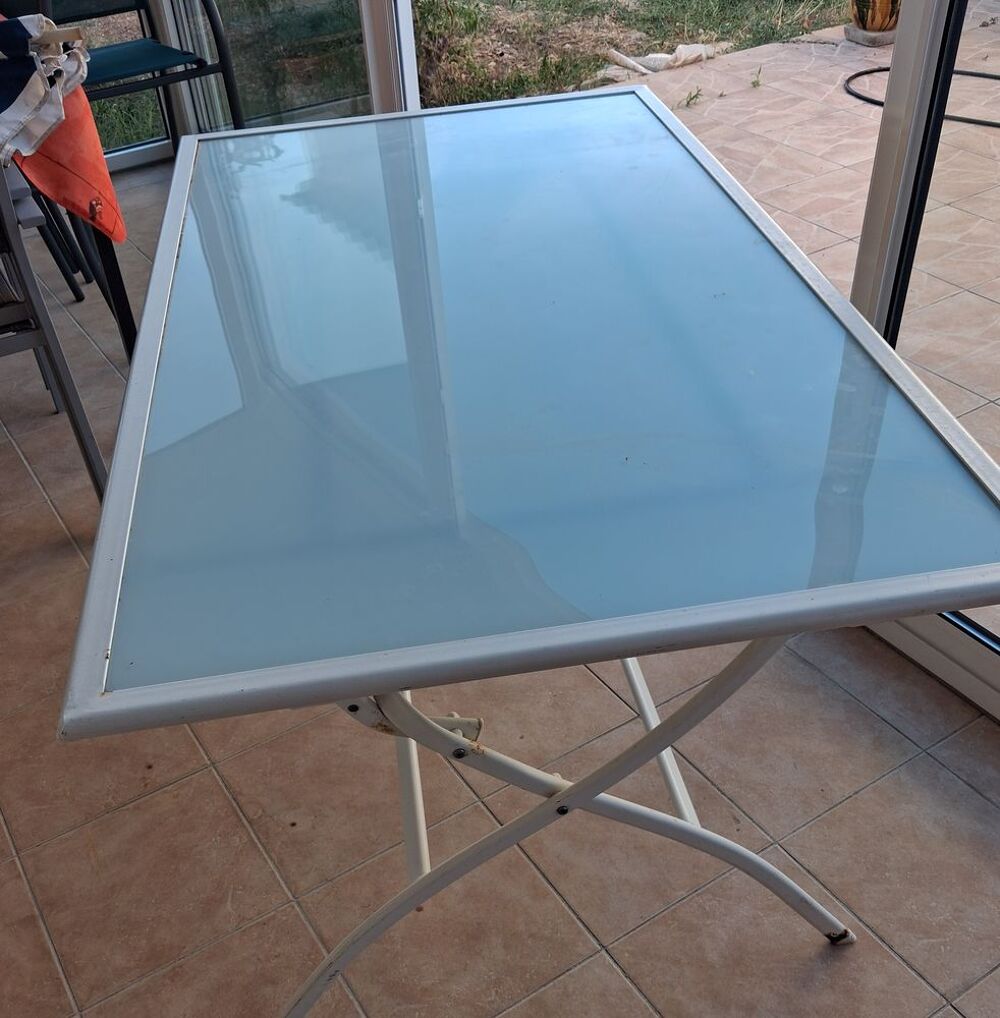 Table m&eacute;tal et verre pliable. Meubles