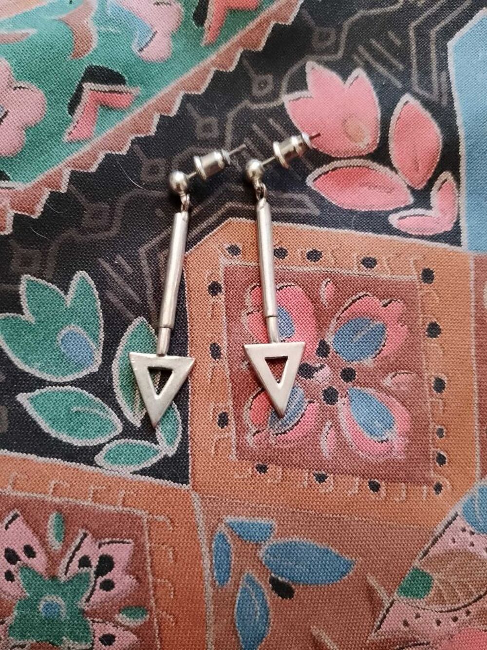 boucles d'oreilles fl&egrave;ches en m&eacute;tal argent&eacute;. Bijoux et montres