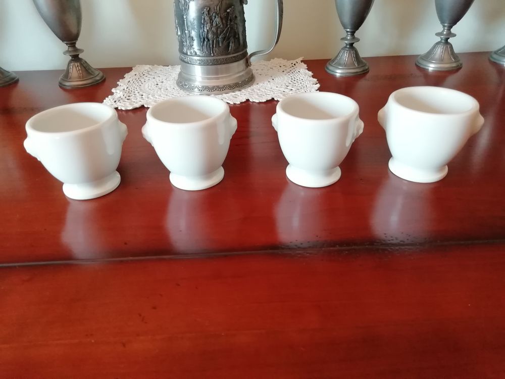 4 petites tasses &agrave; caf&eacute; blanches Décoration