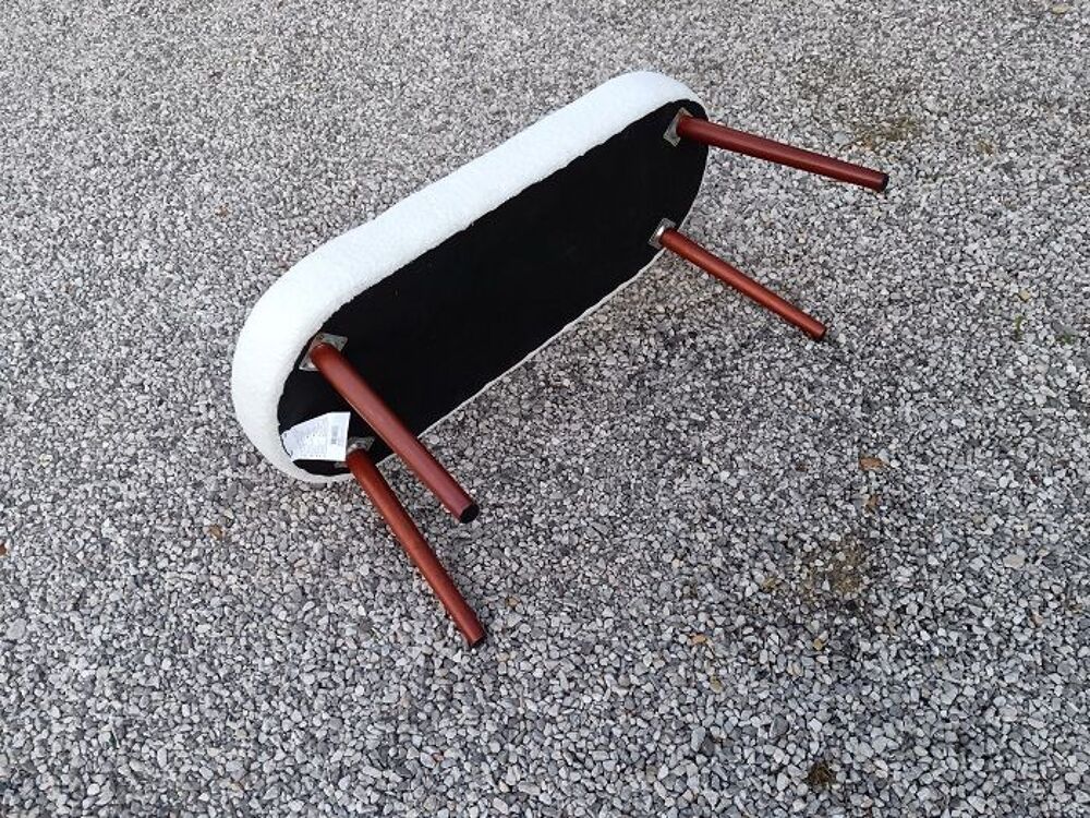 Banc scandinave laine boucl&eacute;e blanc et bois clair L 96 cm Meubles