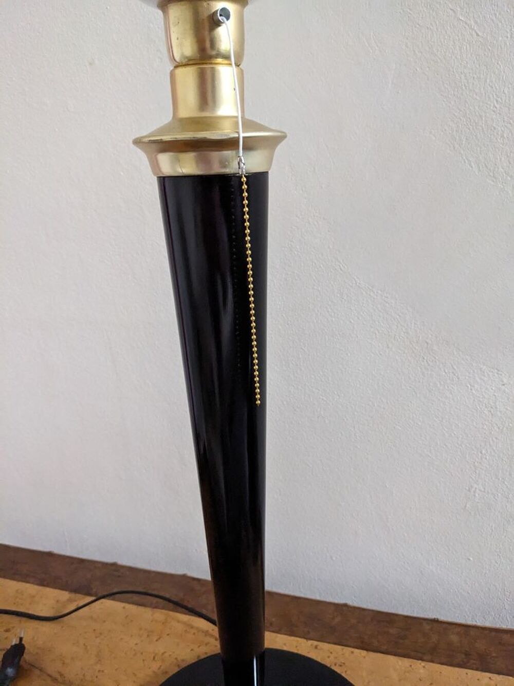 Belle lampe art d&eacute;co MAZDA laqu&eacute;e noire avec tulipe en opali Décoration