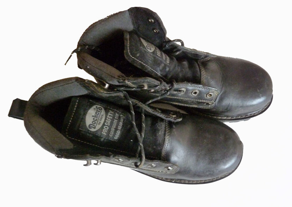 Chaussure montante noir &agrave; la&ccedil;age. Chaussures