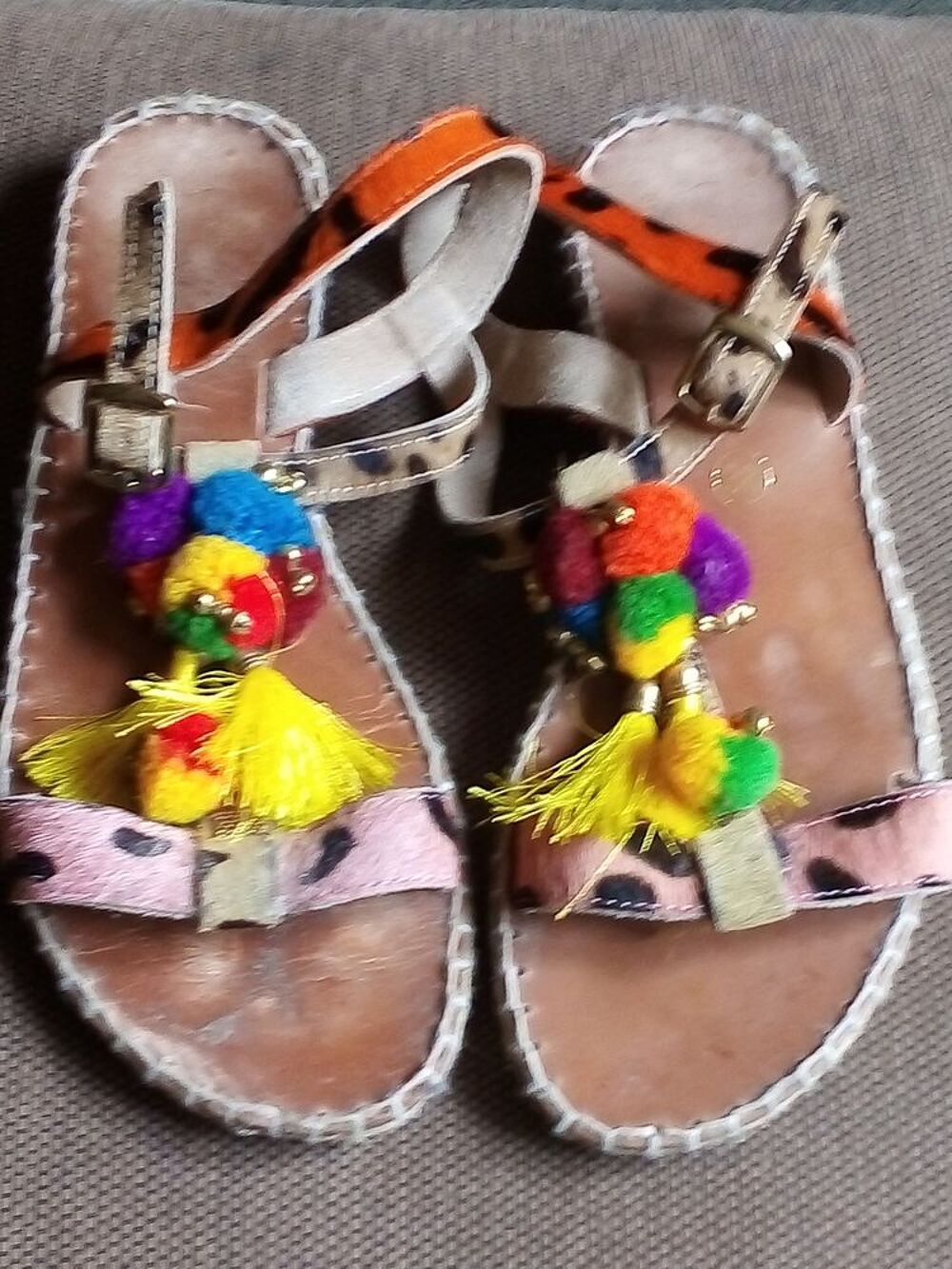 Sandales femme en cuir avec pompons Chaussures