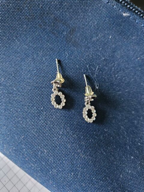 Boucles d'oreilles fines et brillantes tb état 5 Villars (42)