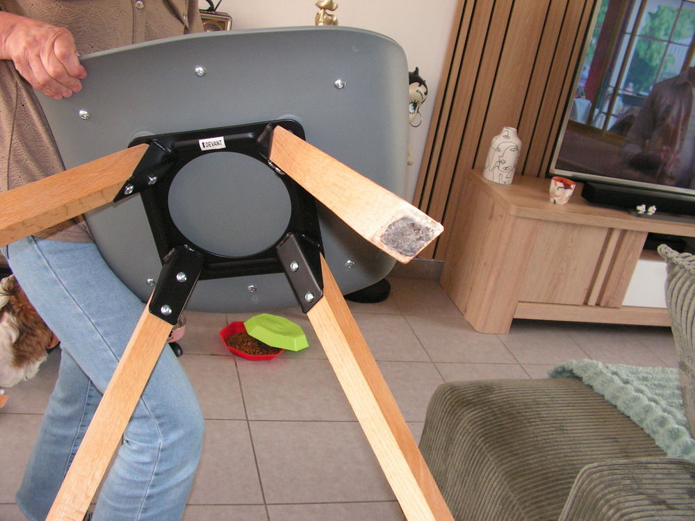 chaises en pvc tres bon etat pied en bois Meubles