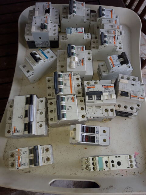 Lot de disjoncteurs et diff�rentiels en bon �tat 120 Longeville-l�s-Saint-Avold (57)