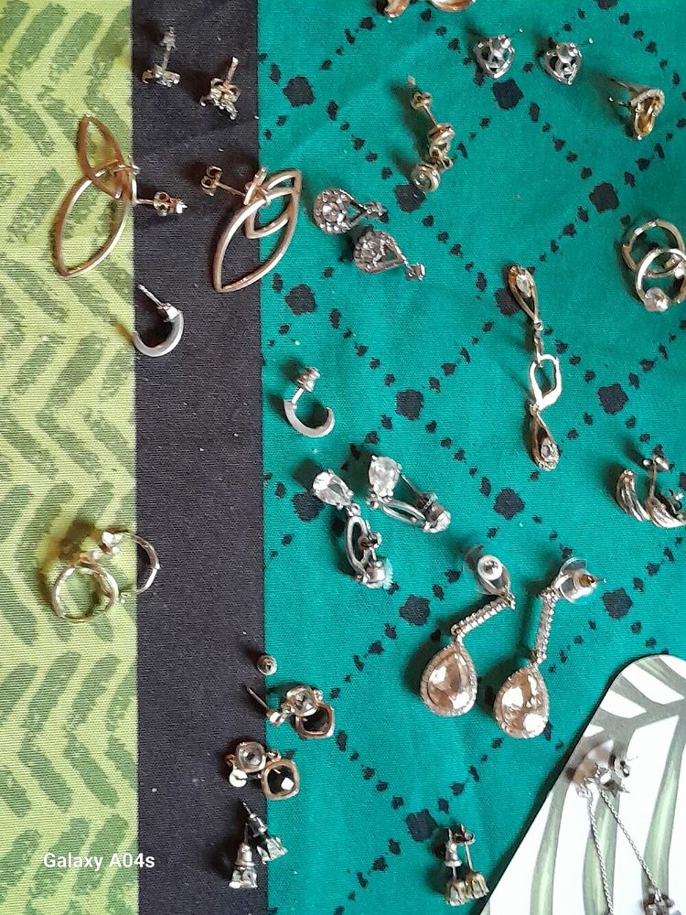 Diverses boucles d'oreilles fantaisie &agrave; 2 euros l.unit&eacute; Bijoux et montres