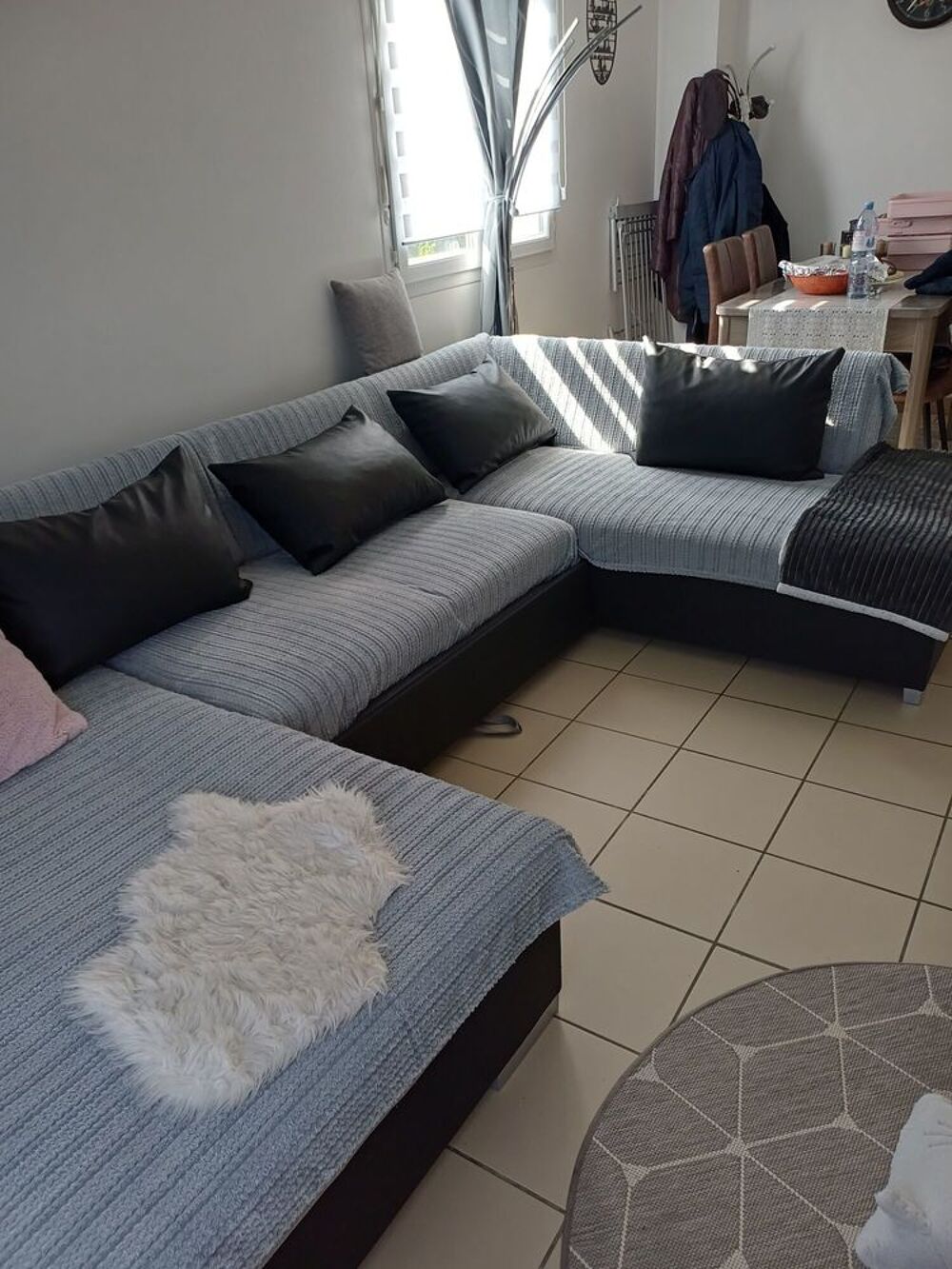 Canap&eacute; en U tr&egrave;s bon etat Meubles