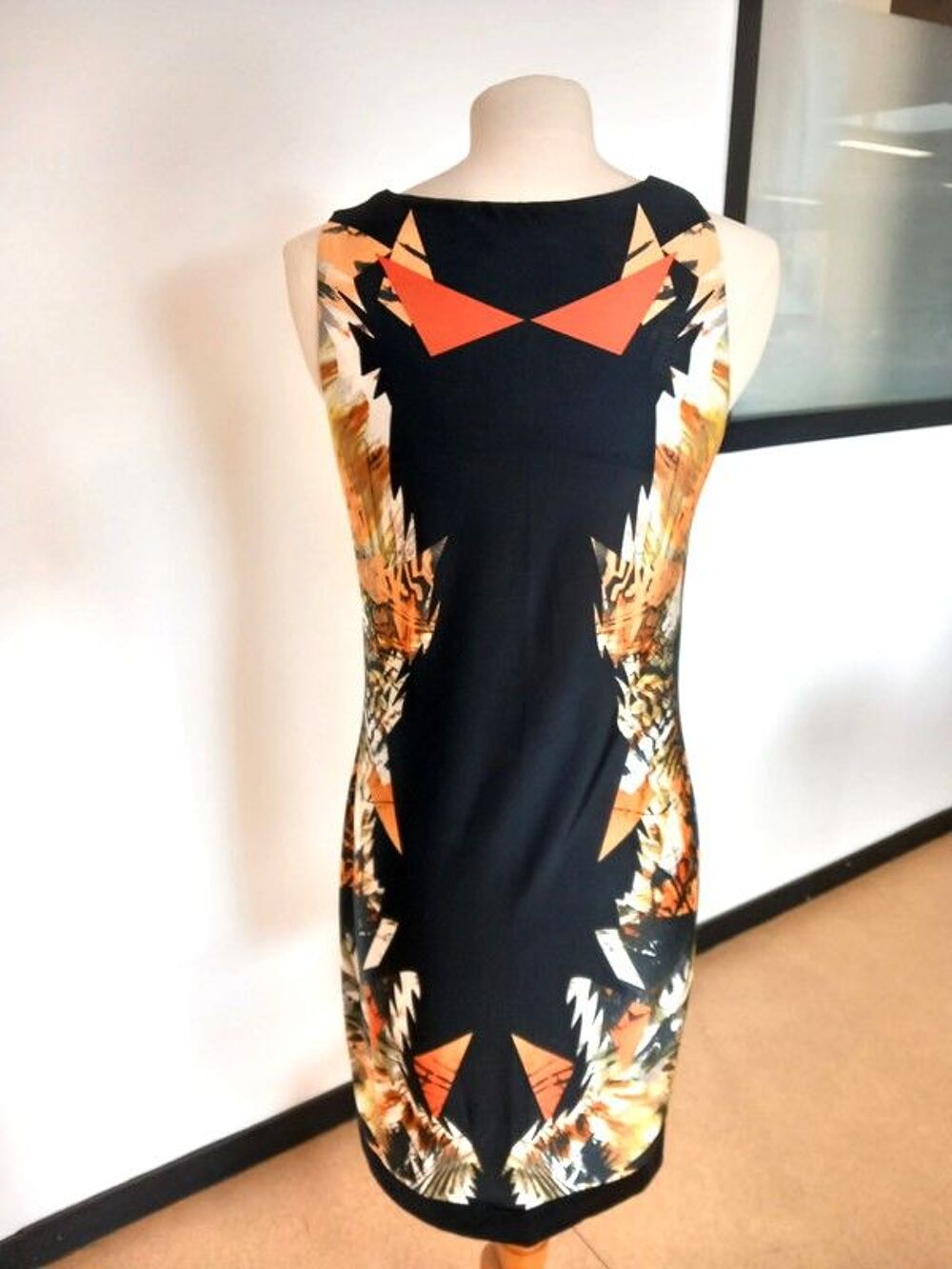 Robe G&eacute;om&eacute;trique orange et noir Vêtements