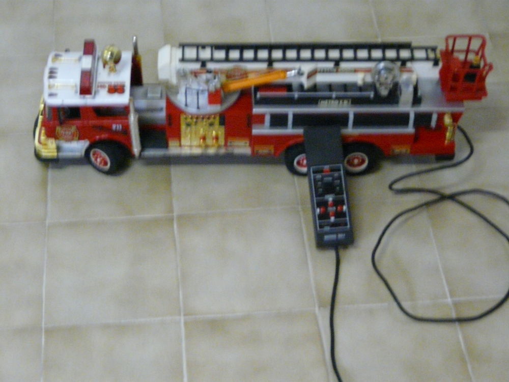  camion de pompier t&eacute;l&eacute;guid&eacute;; Jeux / jouets