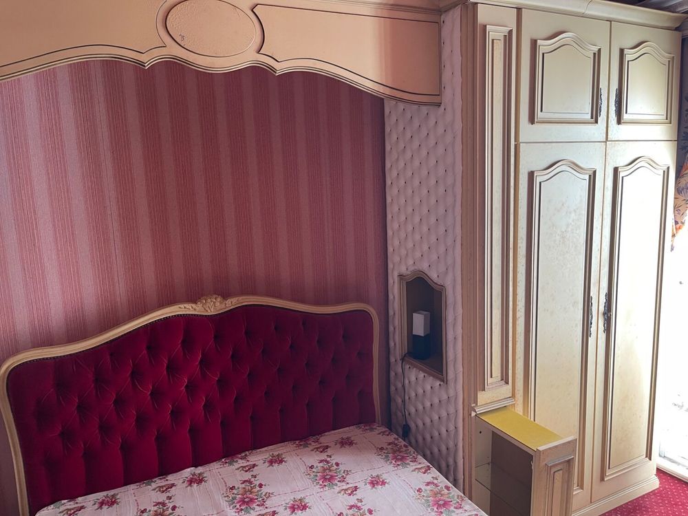 Chambre compl&egrave;te style Louis XV ? lit capitonn&eacute; et placards Meubles