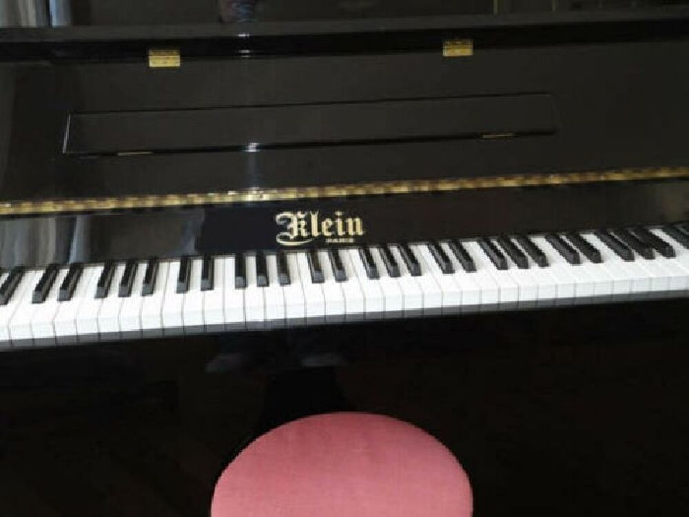 Piano droit Klein noir laqu&eacute; bon &eacute;tat accord&eacute; de 1992 Instruments de musique