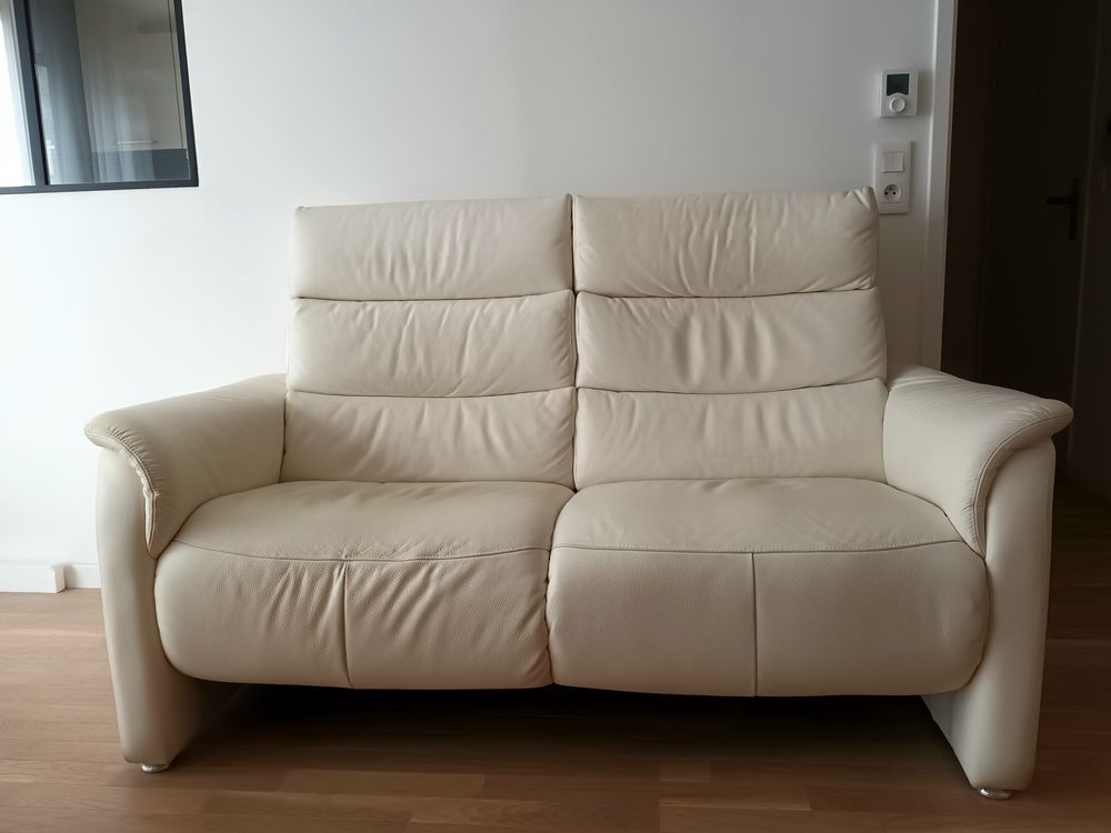 Canap&eacute; 2 places cuir blanc avec repose-pieds. Meubles
