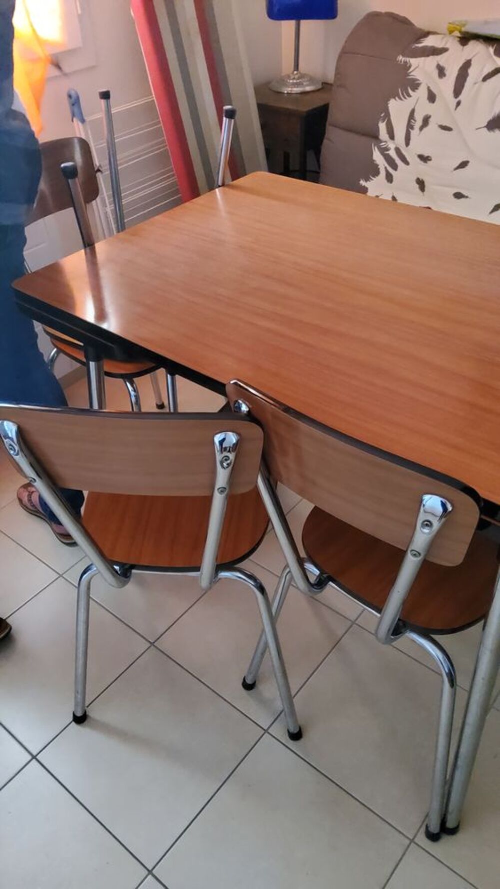 Table plus 4 chaises ann&eacute;e 1970 formica 
Meubles