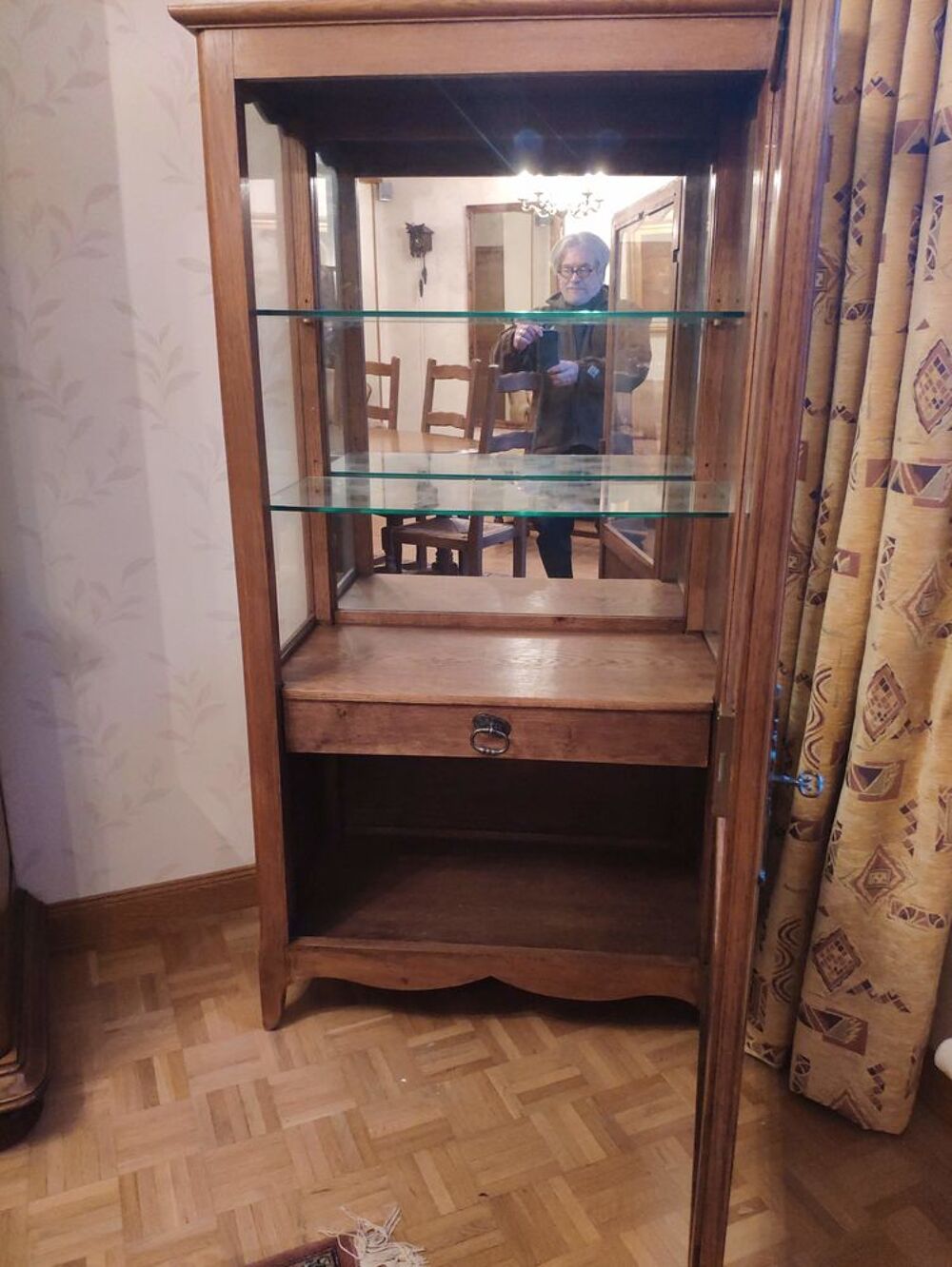 Meuble-vitrine bois avec &eacute;tag&egrave;res verre et miroir au fond Meubles